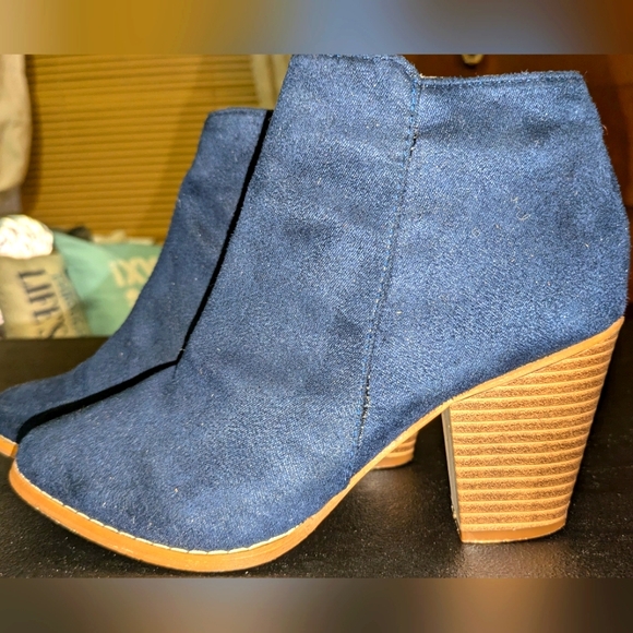 Women's Ankle Boots - Picture 1 of 3
